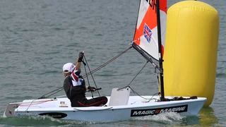 Laser Jolle mit jugendlichem Segler auf dem Wasser, sportliches Einhandboot für Jugendliche und Erwachsene.