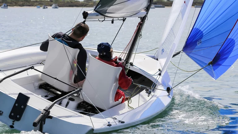 Gemeinsam auf dem Wasser: Dieses barrierefreie Boot zeigt, wie inklusives Segeln Menschen mit Handicap echte Freiheit ermöglicht.
Das RS Venture: Stabiler Rumpf, anpassbare Steuerung – perfekt für inklusives Segeln.